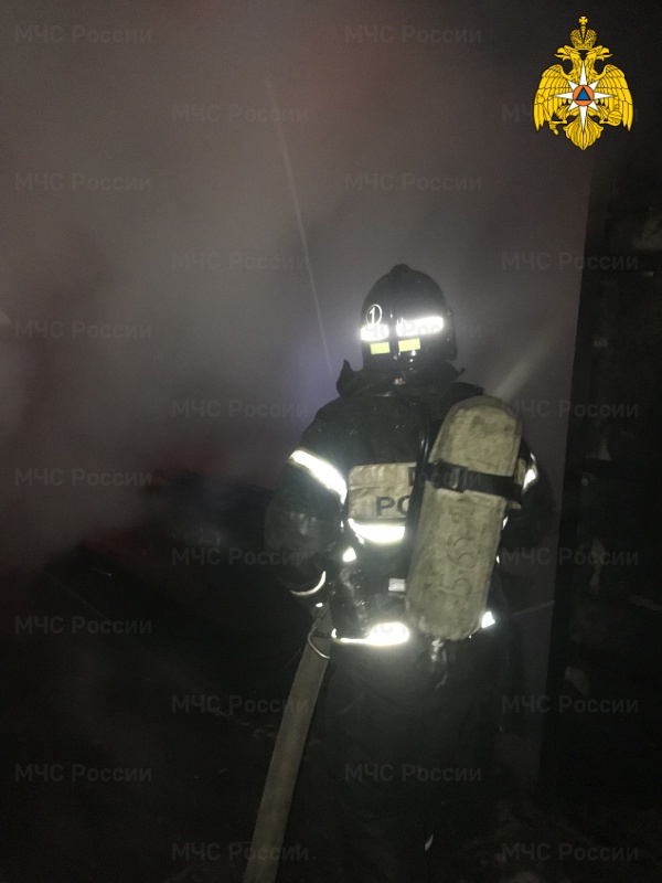 Ночной пожар в Брянском районе тушили четыре автоцистерны