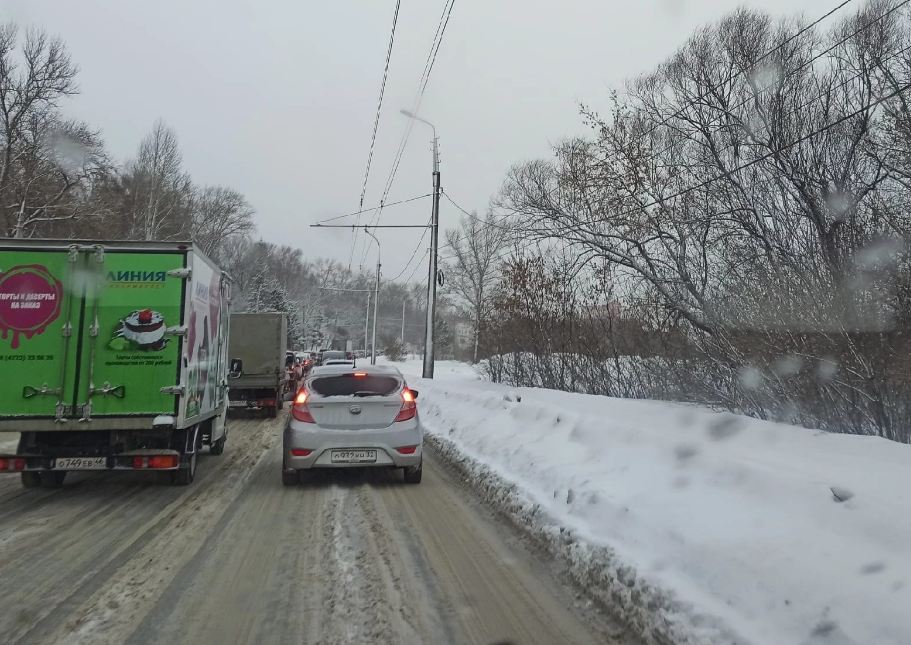 Брянск стал в пробках из-за мощного снегопада
