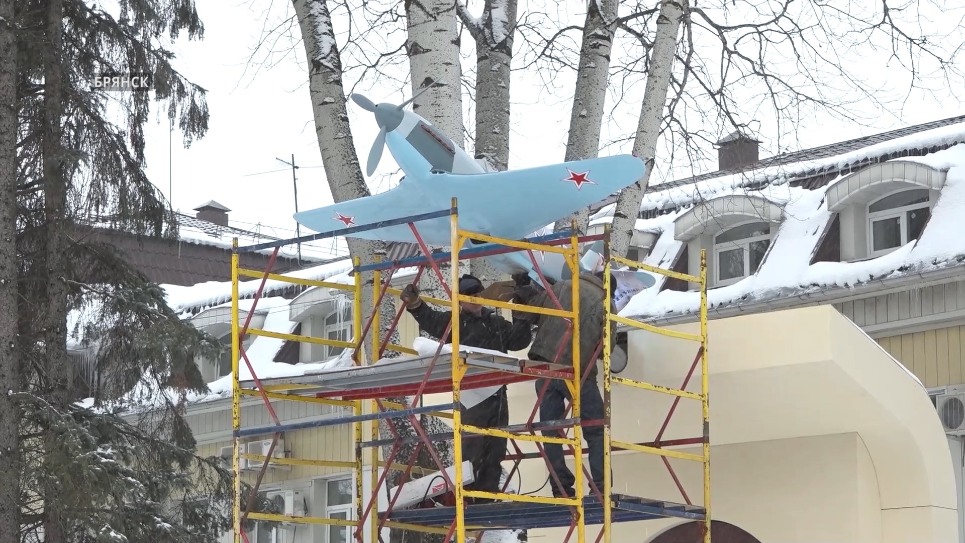 Легендарный истребитель «Як-3» воспарил над памятником брянским летчикам-героям