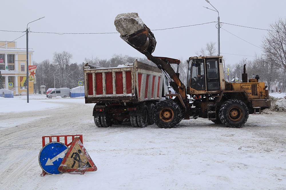 В Брянске за сутки с дорог вывезли три тысячи тонн снега