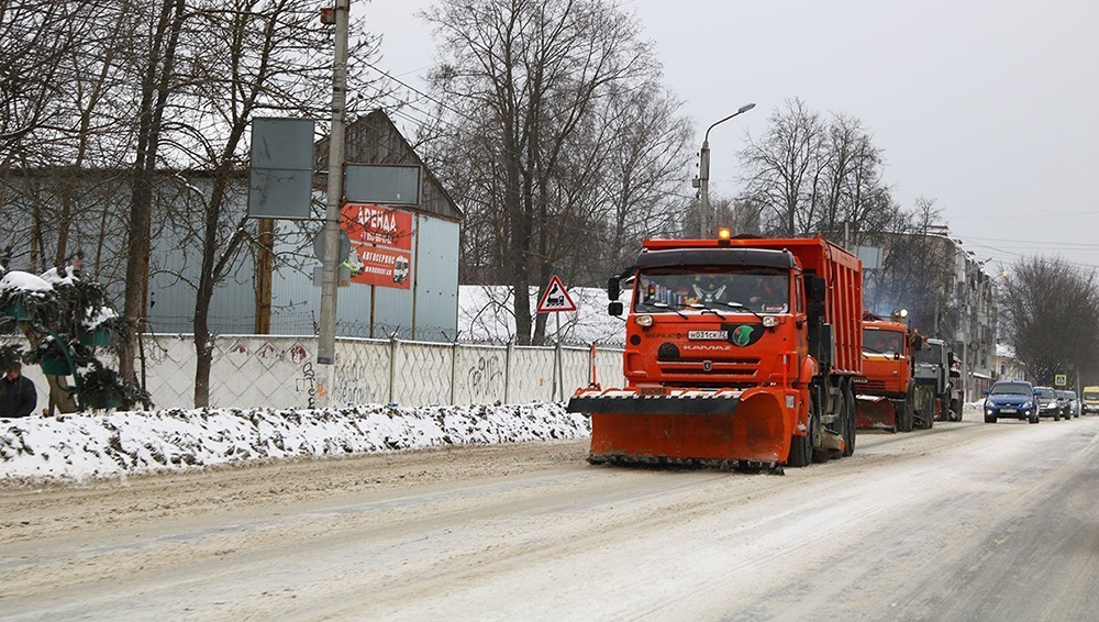 В Брянской области дорожники вышли на борьбу со снегом
