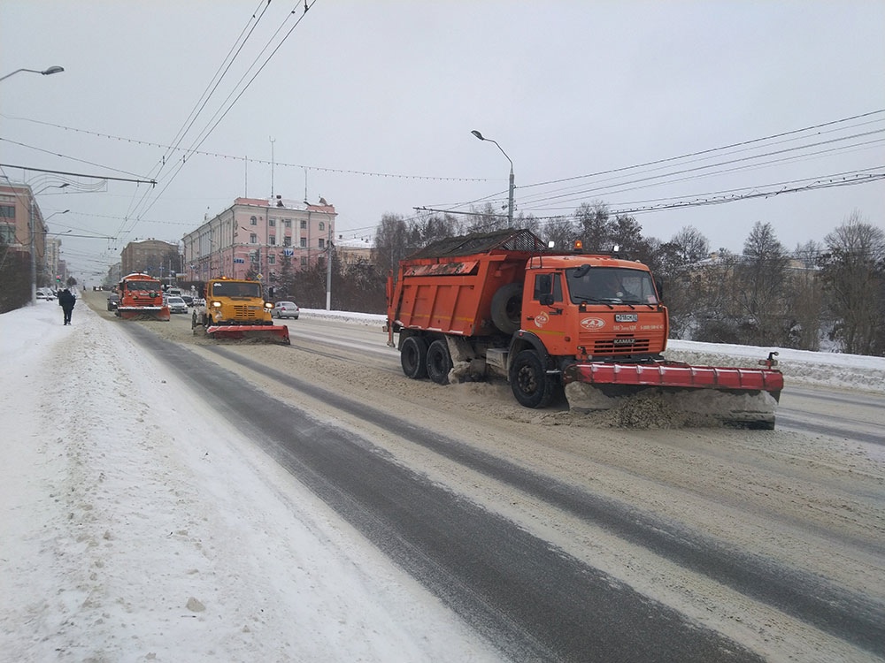 В Брянске снег убирают 80 единиц техники и 100 рабочих