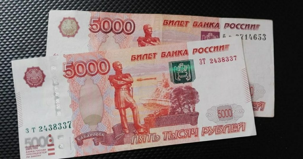 Двое брянцев украли с чужой банковской карты 10 тысяч рублей