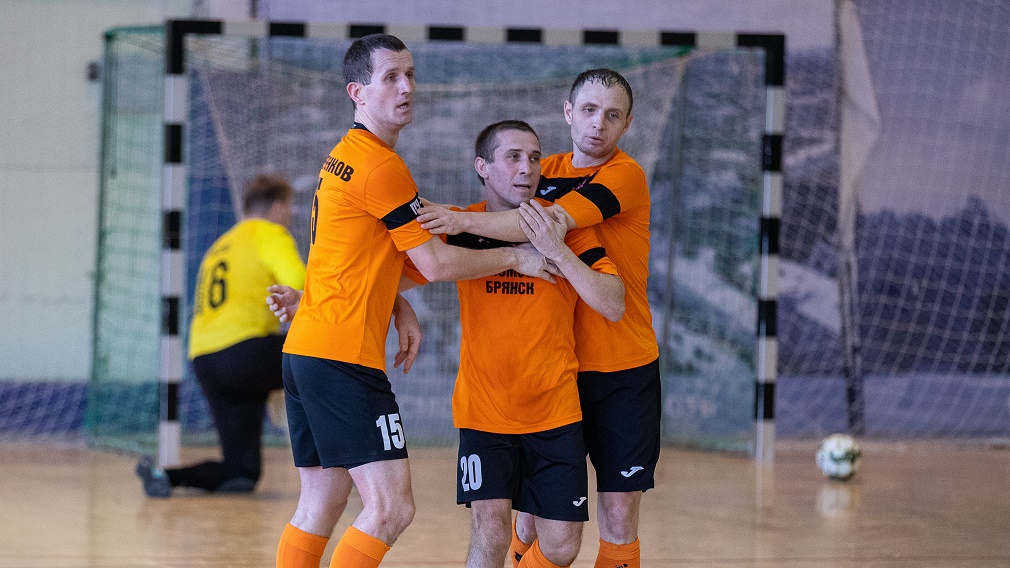 Брянские «Биверс» и «Локомотив» сохранили лидерство в чемпионате по мини-футболу