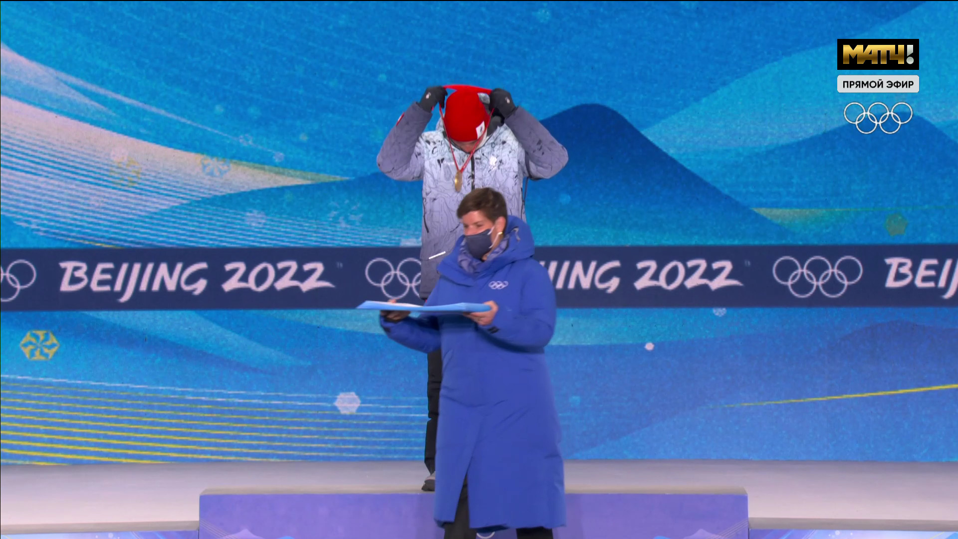 В Пекине брянский лыжник Александр Большунов надел золотую олимпийскую медаль