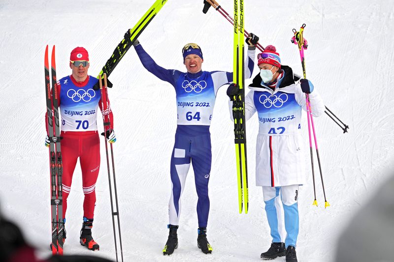 Брянский лыжник Большунов завоевал серебро Олимпиады в Пекине