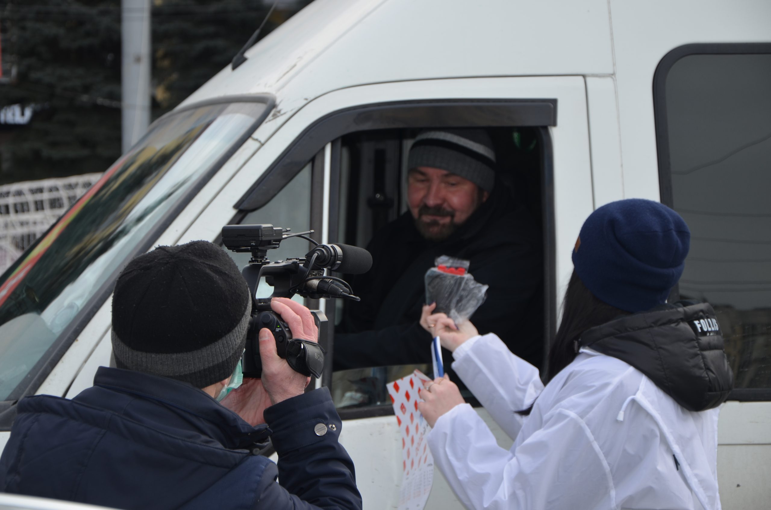 В Брянске автоинспекторы поздравили мужчин-водителей с наступающим праздником
