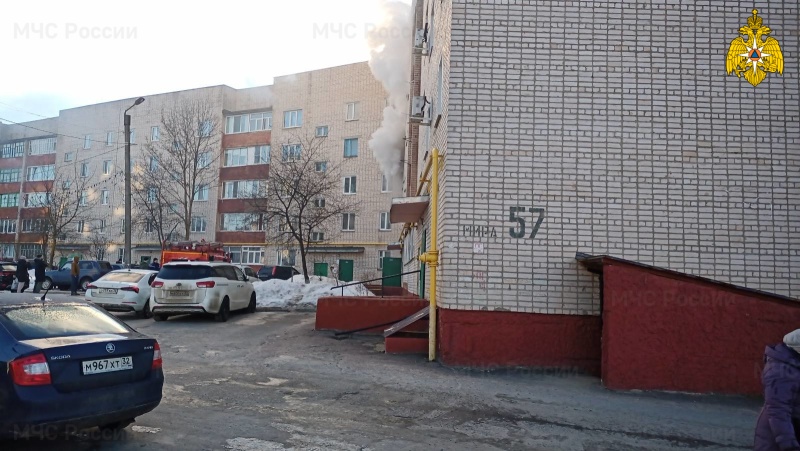 В Клинцах пожарные спасли из горящей квартиры двух человек