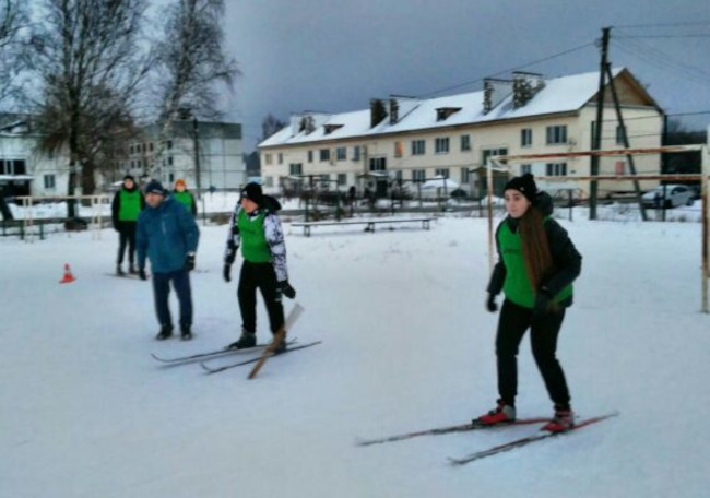 В брянской глубинке школьники организовали необычный турнир по лыжной лапте