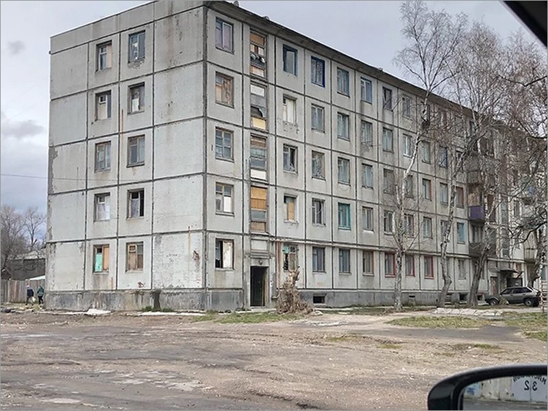 Власти города Фокино Дятьковского района обязали закрыть доступ в заброшенное общежитие