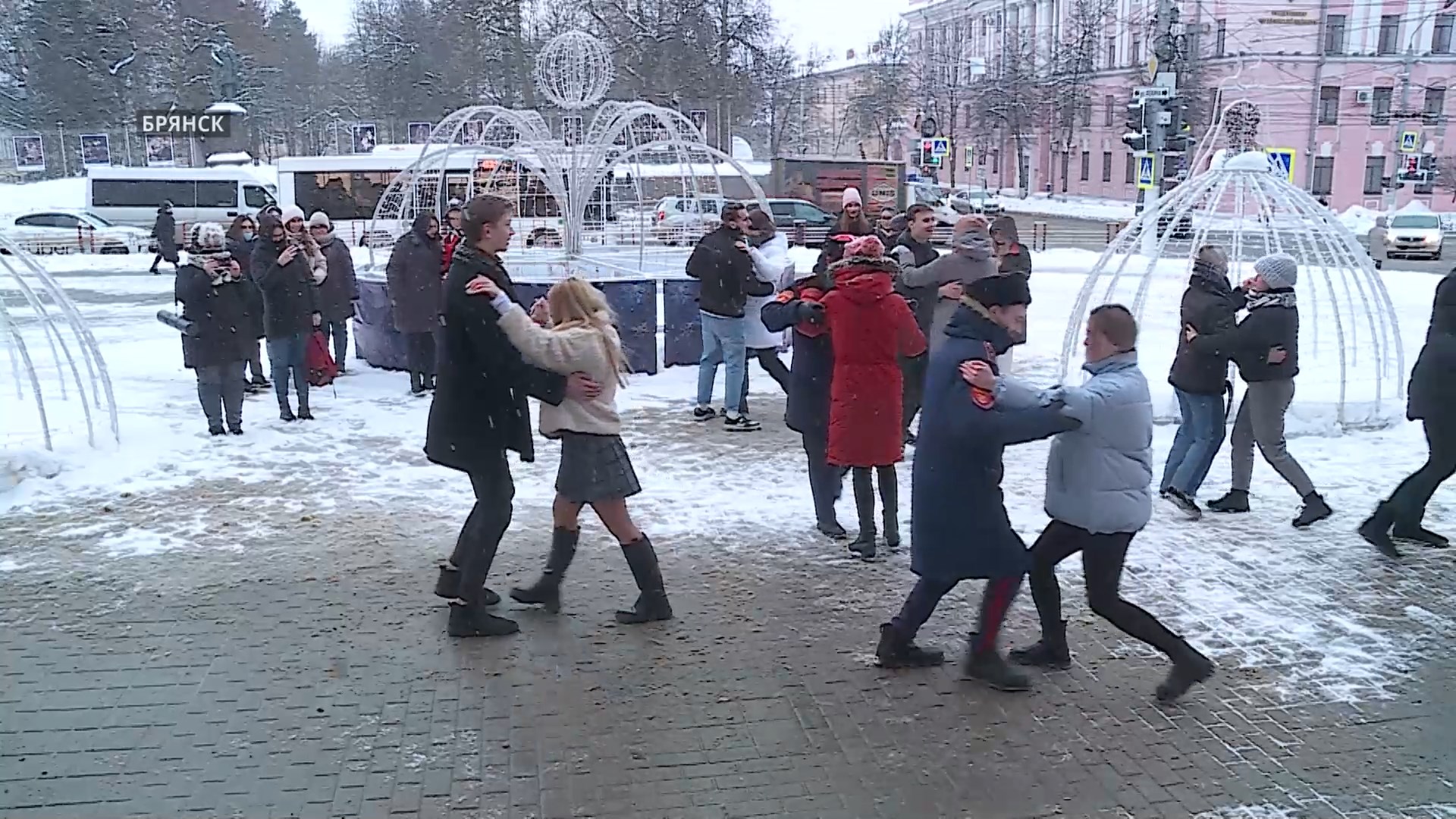 На Театральной площади в Брянске прошел танцевальный флешмоб