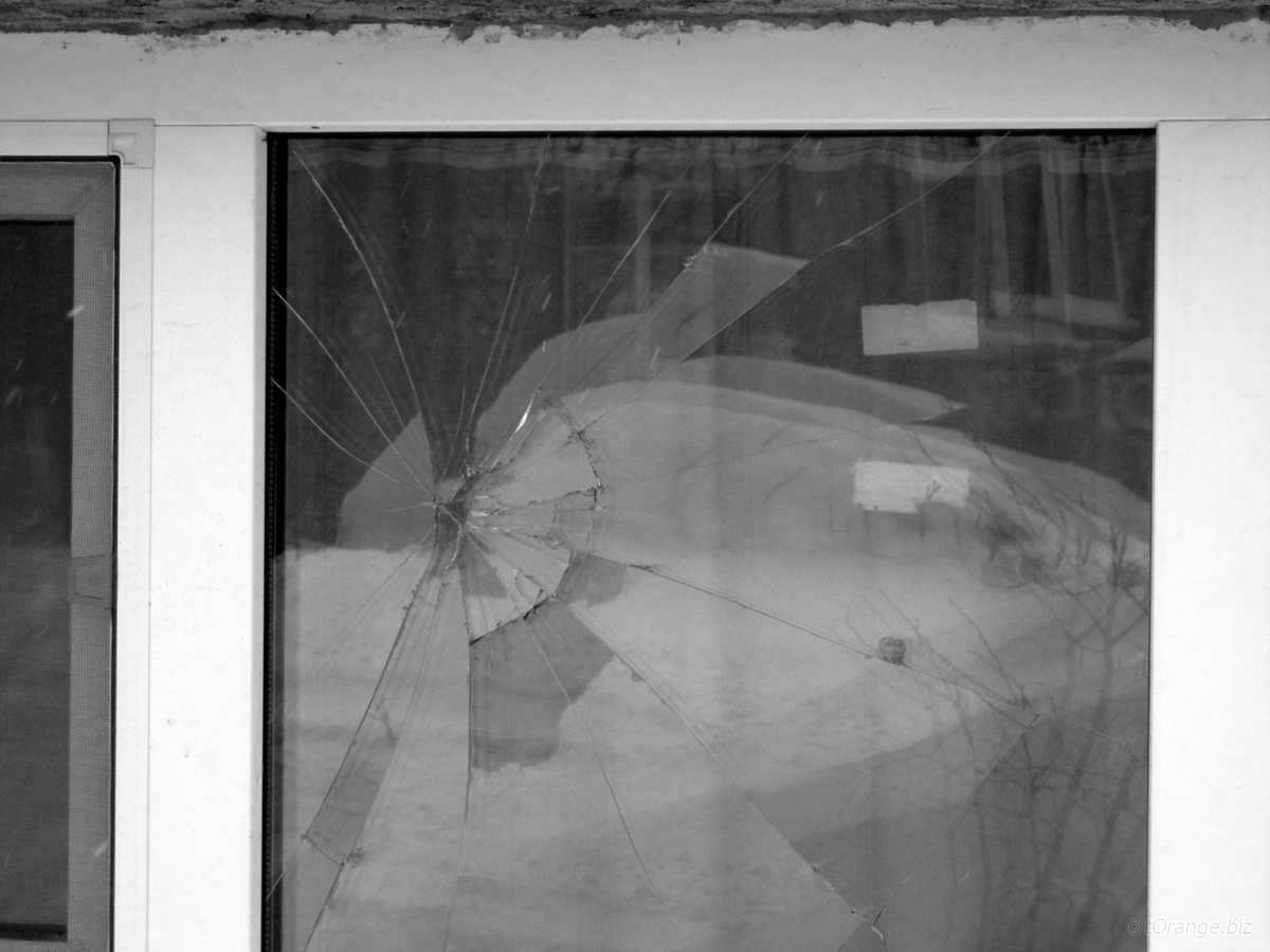 В брянском поселке Белая Березка местный житель разбил окна негостеприимной знакомой