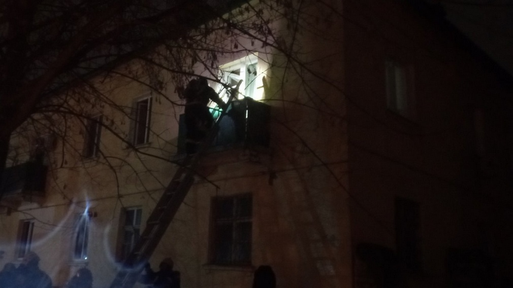 В Брянске пожарные спасли трех человек из горящей квартиры