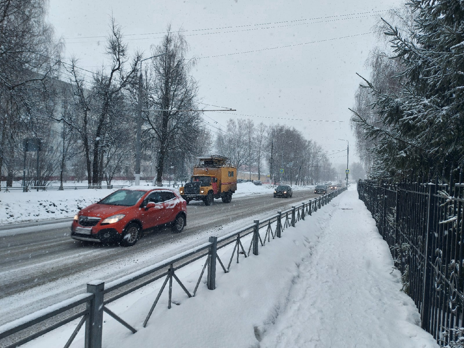 Брянская ГИБДД призвала водителей быть внимательными на дорогах в непогоду