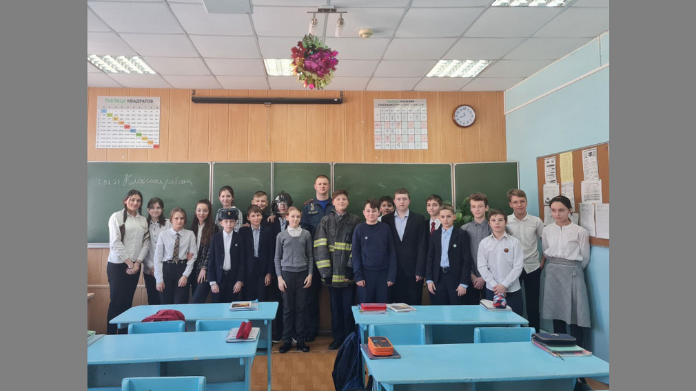 В преддверии Дня защитника Отечества брянские спасатели проводят открытые уроки в школах региона