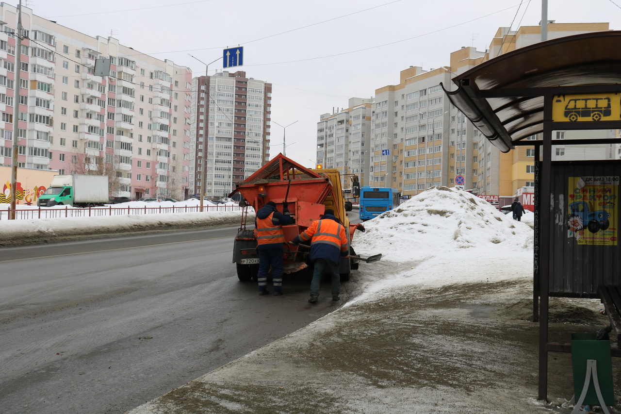 В Брянске на борьбу с гололедом вышли 149 человек и 70 единиц техники