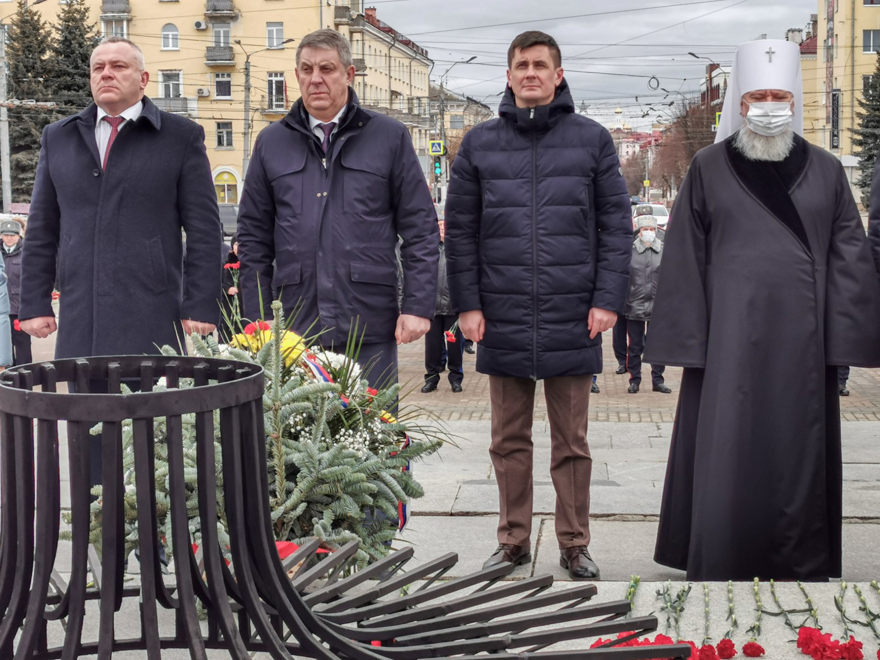 На площади Партизан в Брянске возложили цветы к Вечному огню