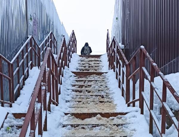 В Брянске сняли на фото опасную лестницу в 10-м микрорайоне