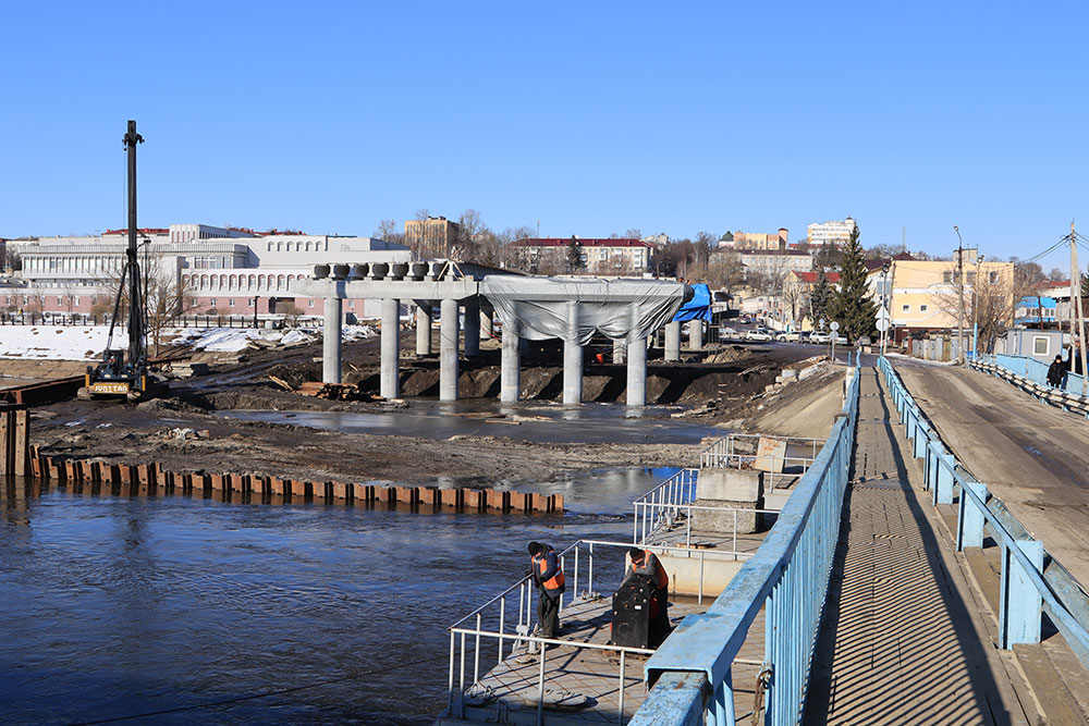 В Брянске по нацпроекту продолжается строительство моста через Десну на набережной