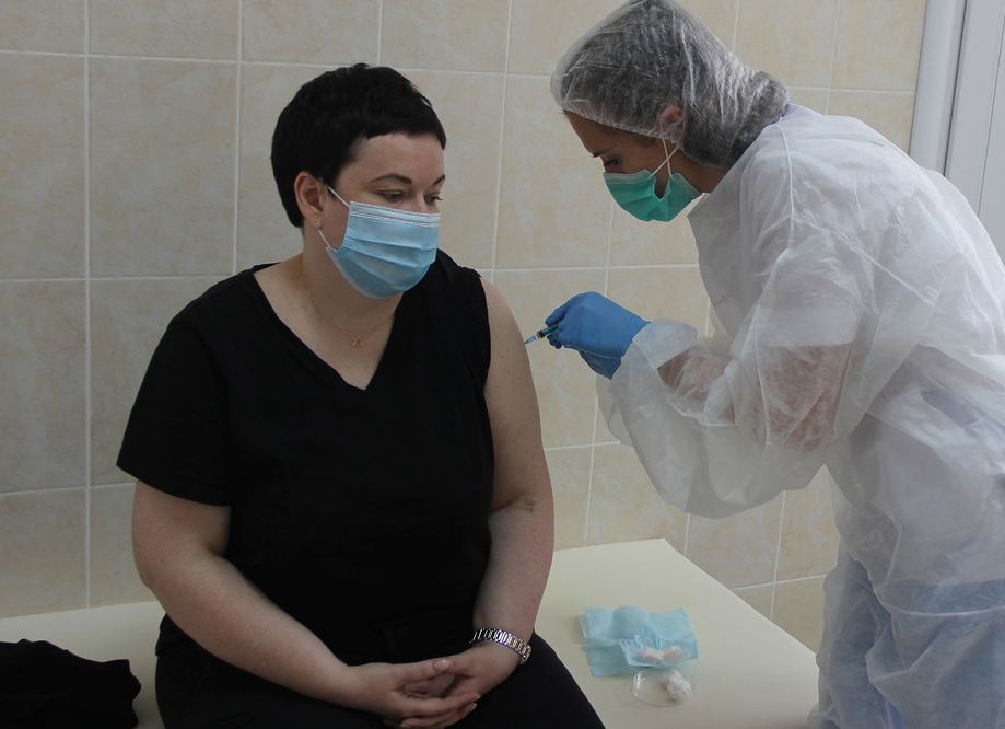 Около 70% жителей Брянской области получили защиту от коронавируса
