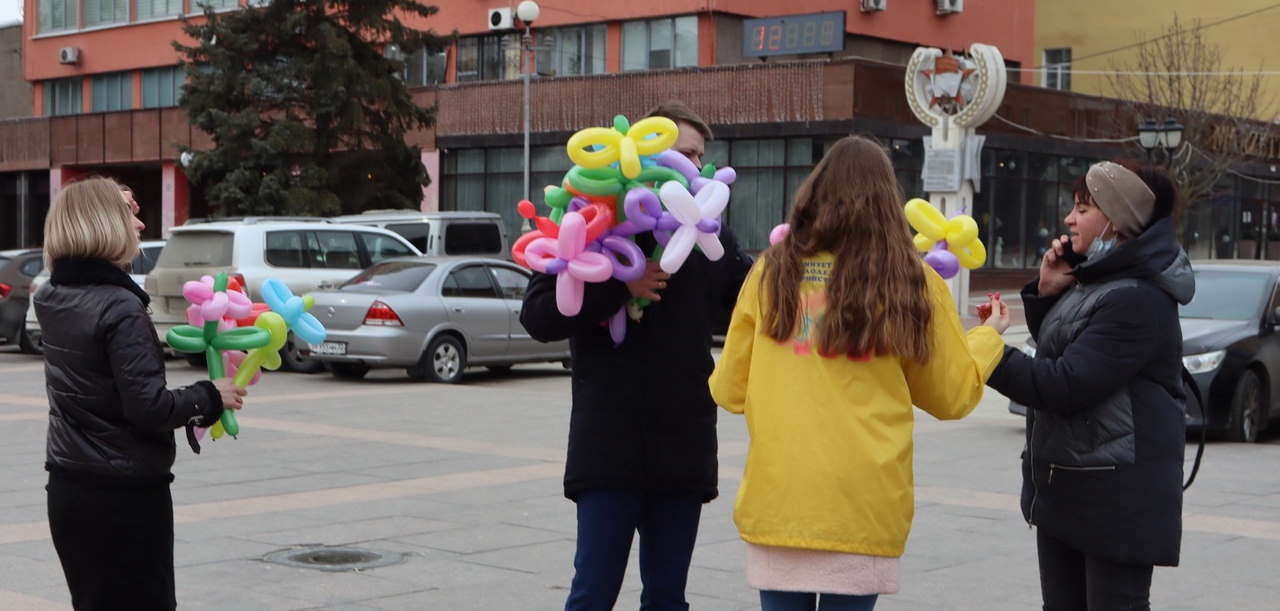 В Брянске прошла акция «Дарите женщинам цветы»