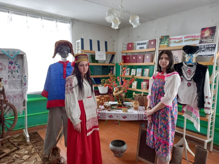 Брянские студенты примерили старинные русские костюмы