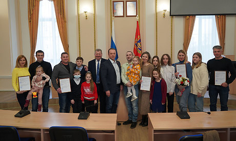 В Правительстве Брянской области состоялось вручение жилищных сертификатов