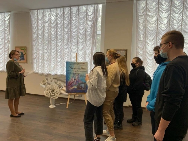 В Брянске участники программы «Пушкинская карта» стали посетителями выставки «Предчувствие весны»