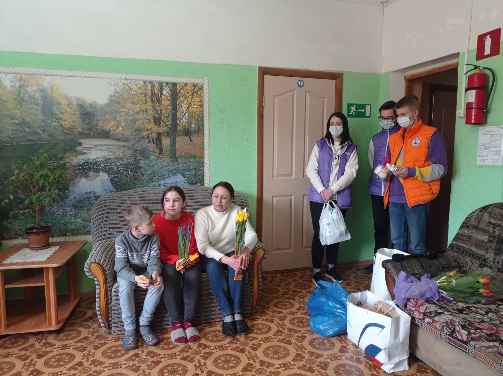 В Брянске волонтеры поздравили с 8 Марта эвакуированных с Донбасса женщин