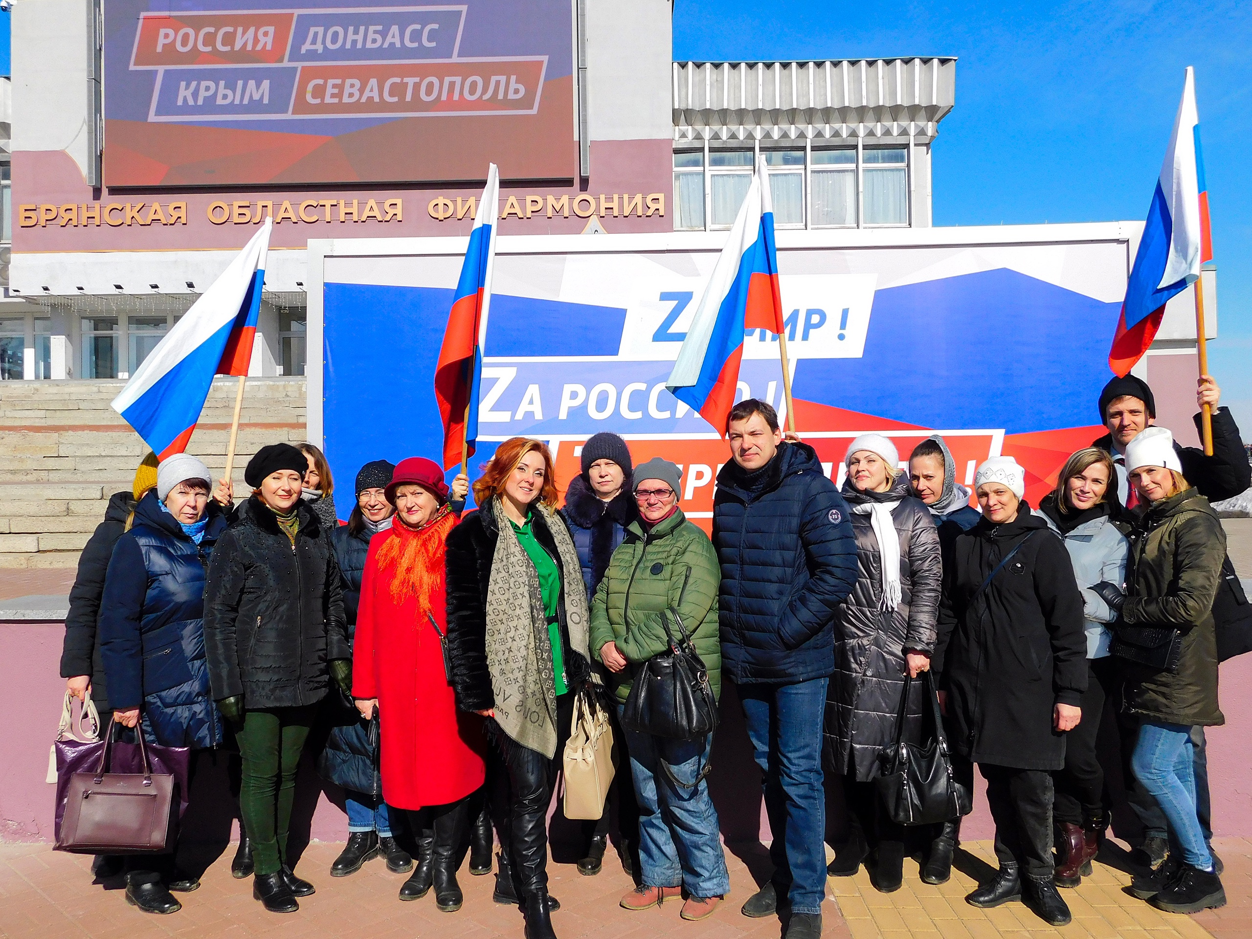 Брянский техникум технологий и сферы услуг провел автопробег в честь годовщины Крымской весны