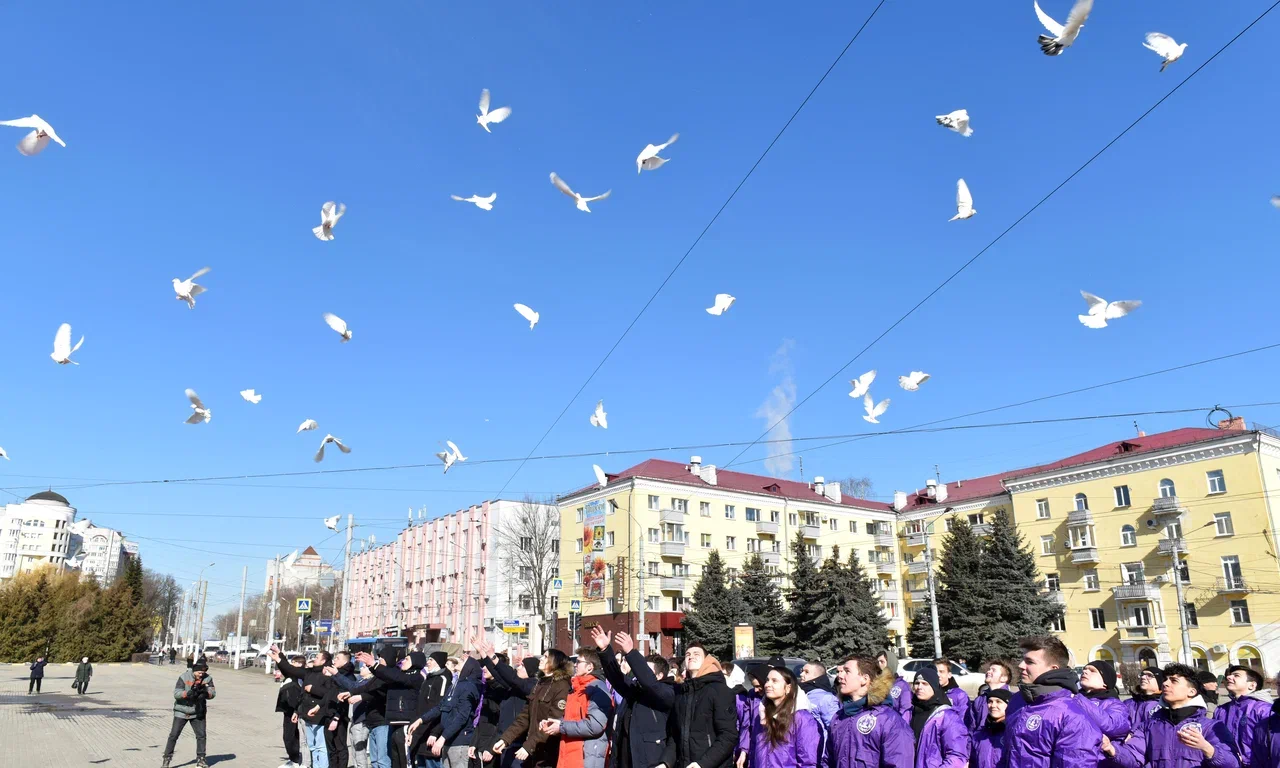 В Брянске в память о погибших детях Донбасса в небо взмыли 149 голубей