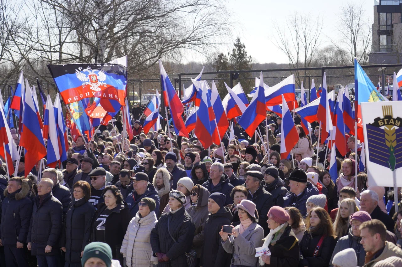 В Брянске прошел многотысячный митинг «ZаМир! ZаРоссию! ZаПрезидента!»