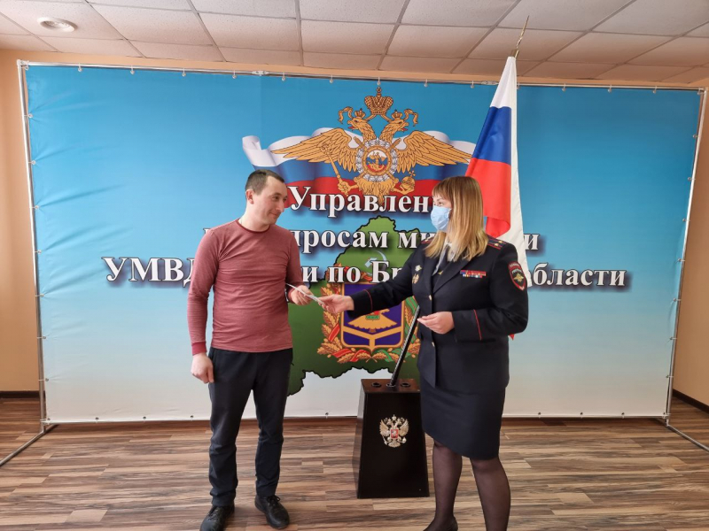 В Брянске впервые вручили российский паспорт жителю ДНР