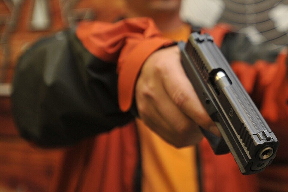 В Брянске разбойник с пистолетом ограбил магазин