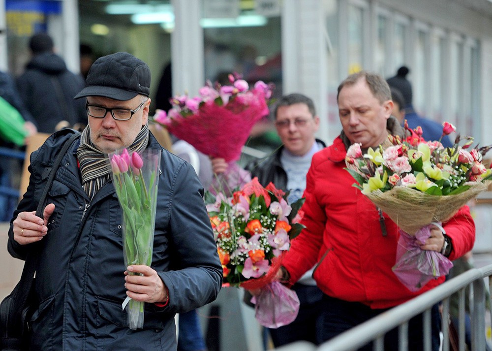 На 8 Марта брянские мужчины сэкономят на цветах ради подарков женщинам