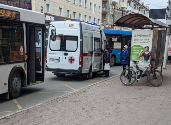 В центре Брянска пьяный велосипедист на остановке угодил под колеса автобуса