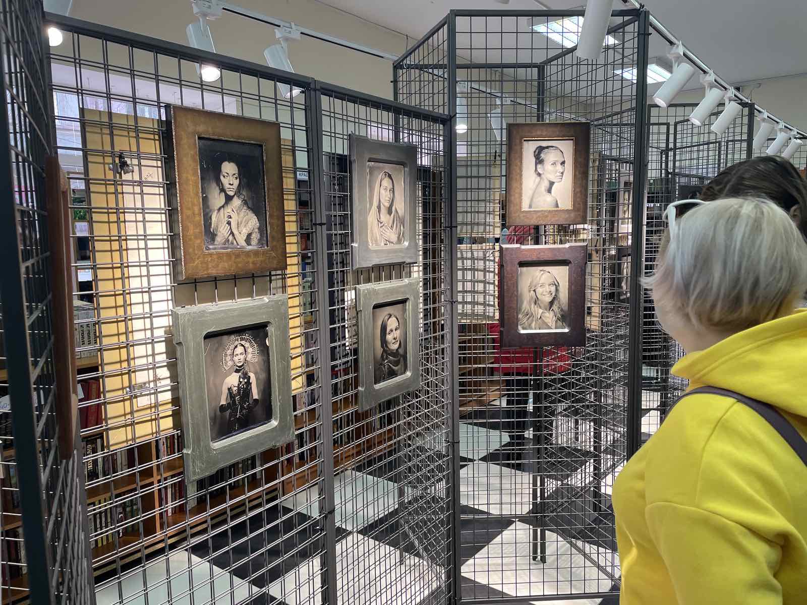 В Брянске открылась выставка фотоснимков-амбротипов «Женский образ в серебре»