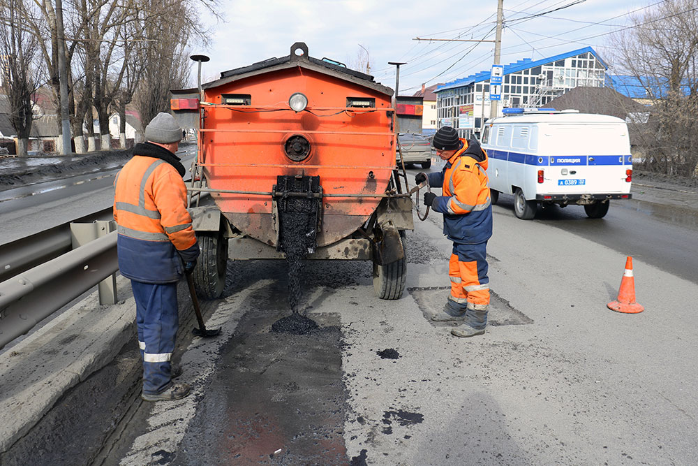 В Брянске продолжается точечный ремонт дорог