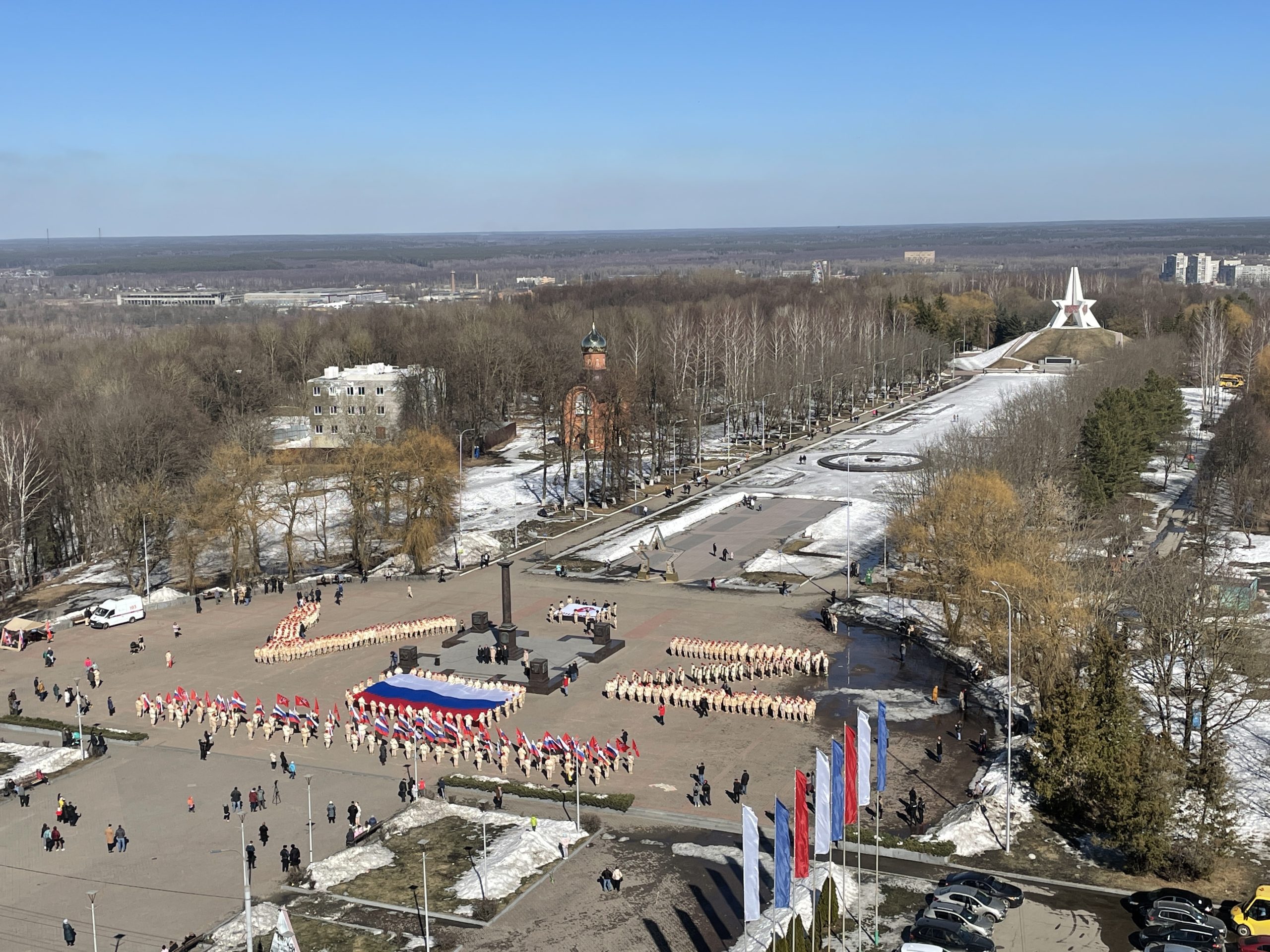 В Брянске на Кургане Бессмертия проходит акция юнармейцев в поддержку армии России