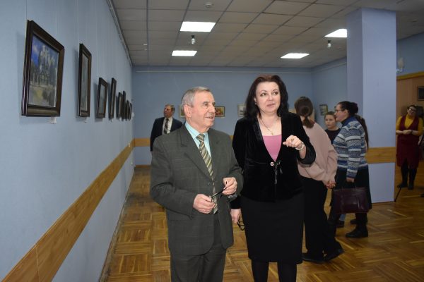В Дятьковском Музее хрусталя открылась выставка художников Донбасса