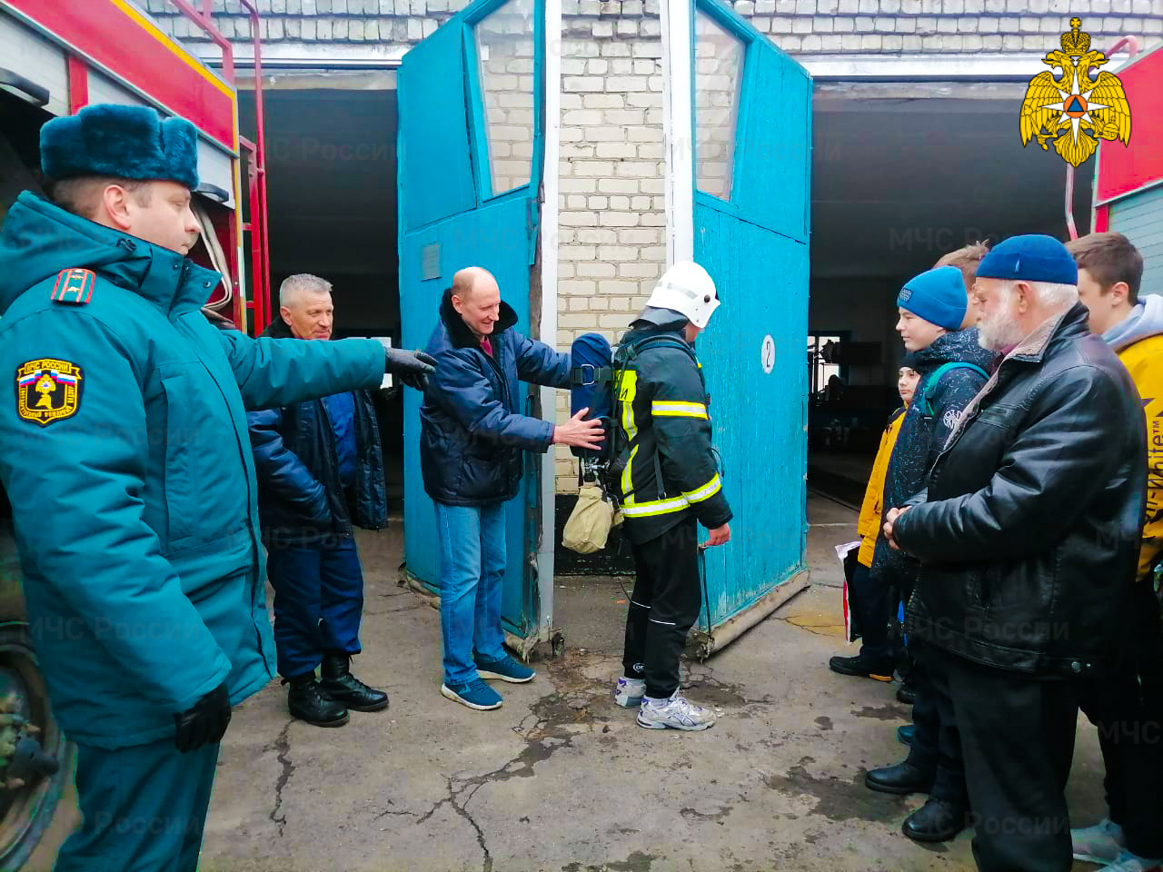 Для брянских школьников провели экскурсию в пожарно-спасательной части