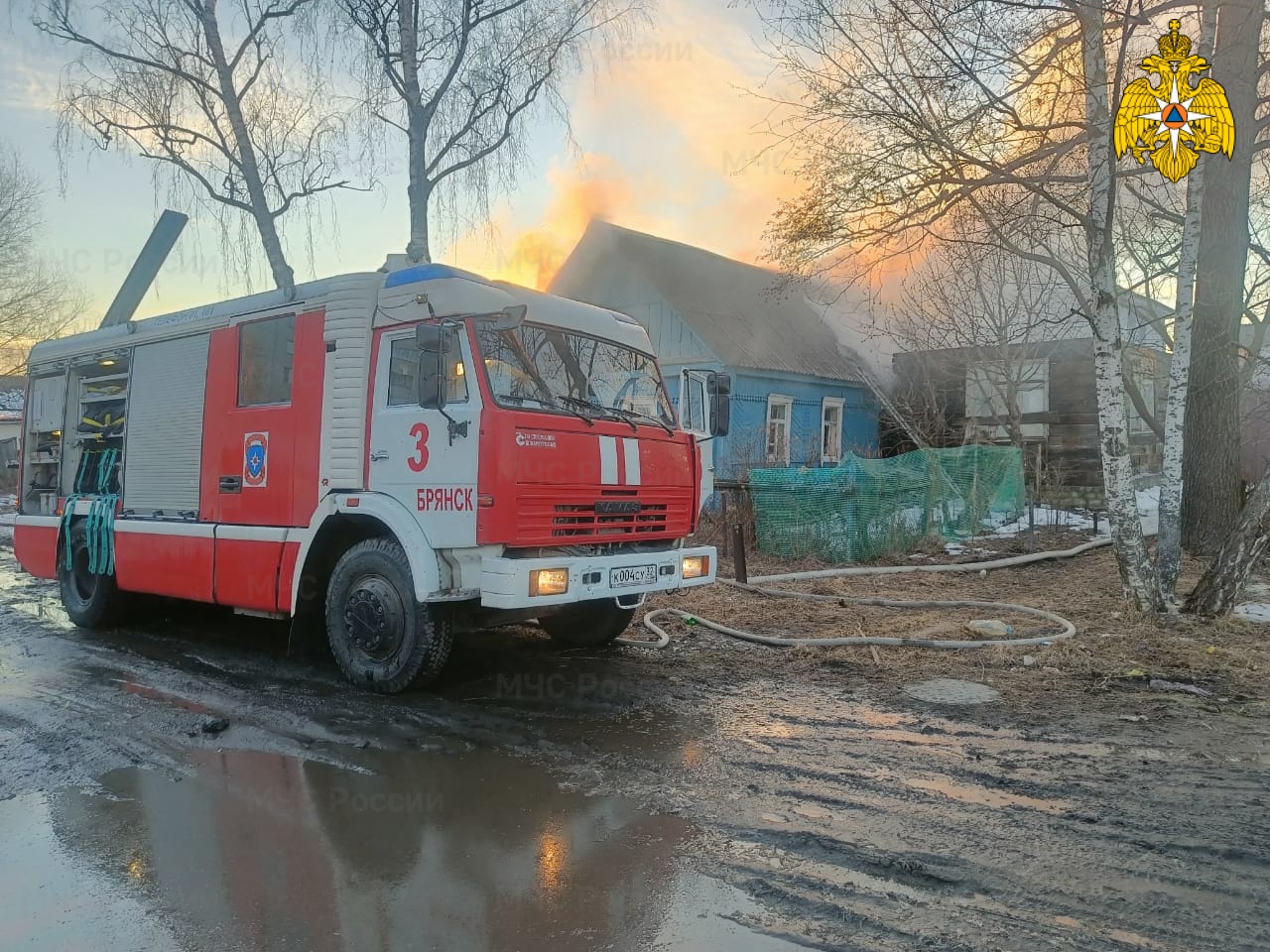 В Брянске на улице Фестивальной сгорел жилой дом