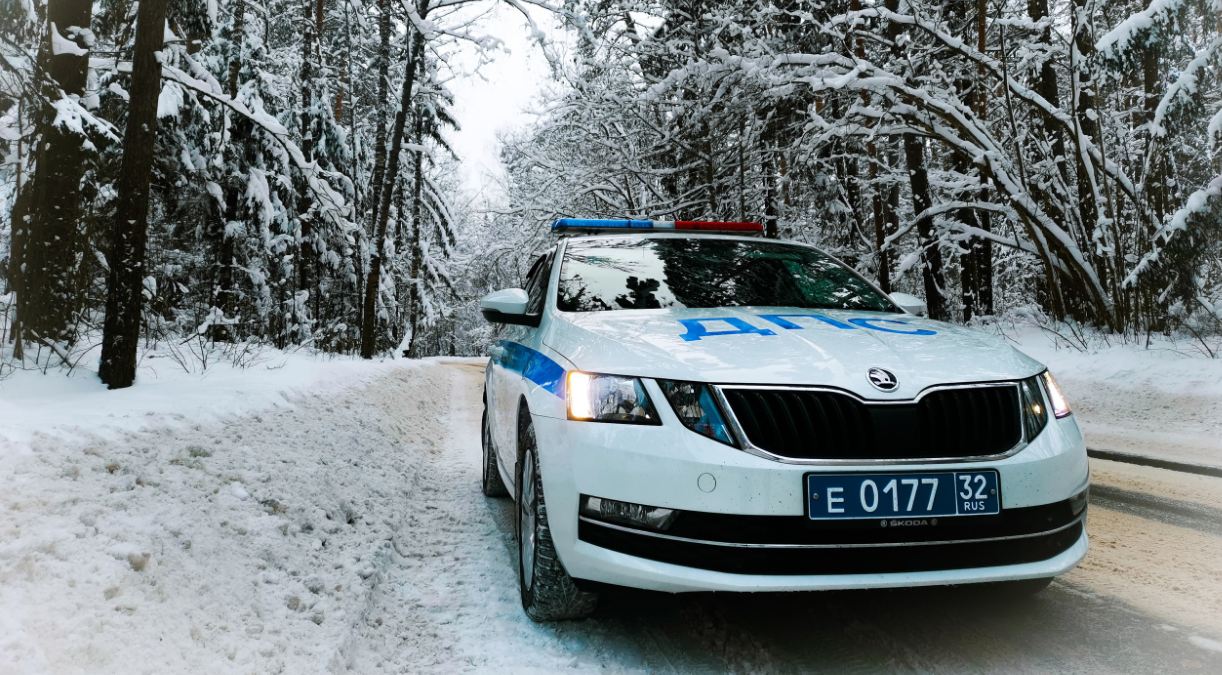 Брянская ГИБДД призвала водителей быть внимательными на дорогах в гололедицу