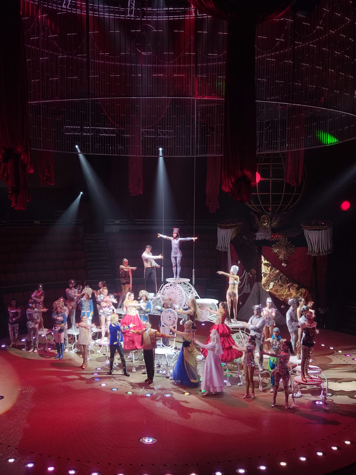 Впервые в Брянском цирке спектакль шоу фонтанов «Принц цирка»