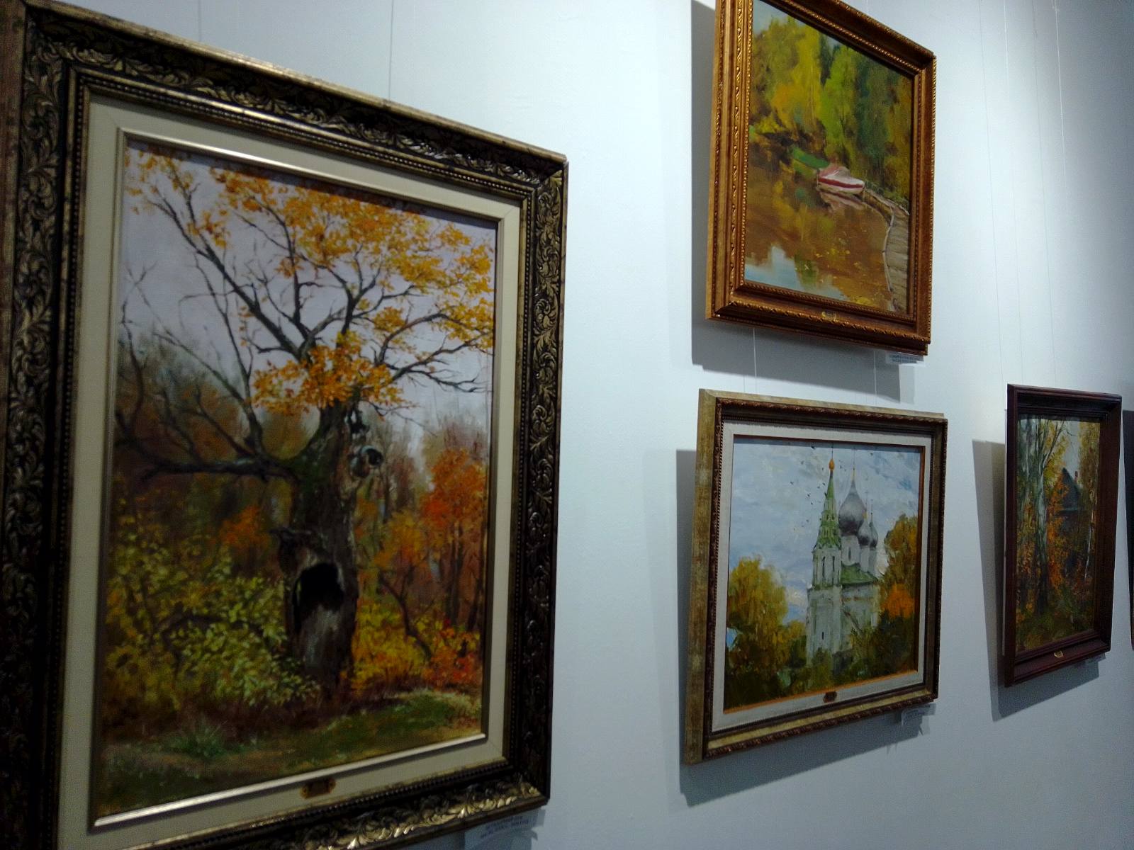 В Брянском городском выставочном зале открылась выставка «Эмоции в живописи»