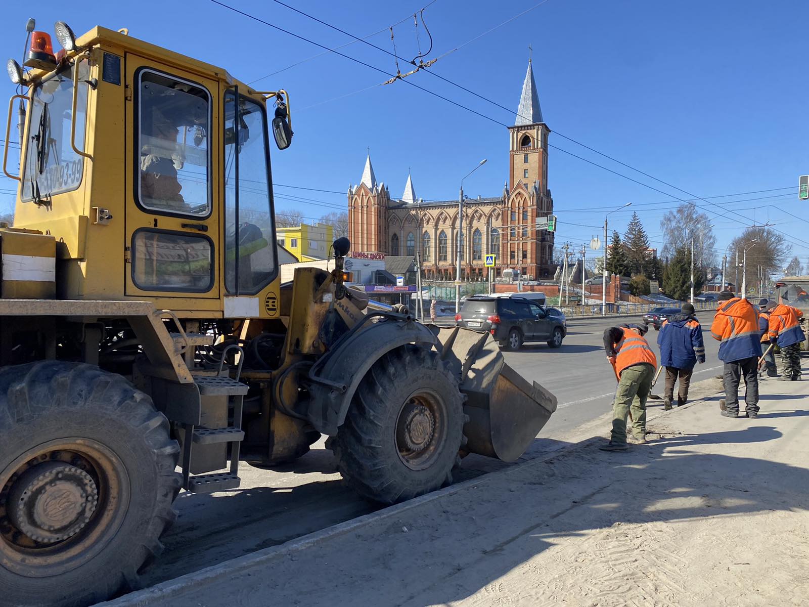 В Брянске продолжается уборка дорог после зимы