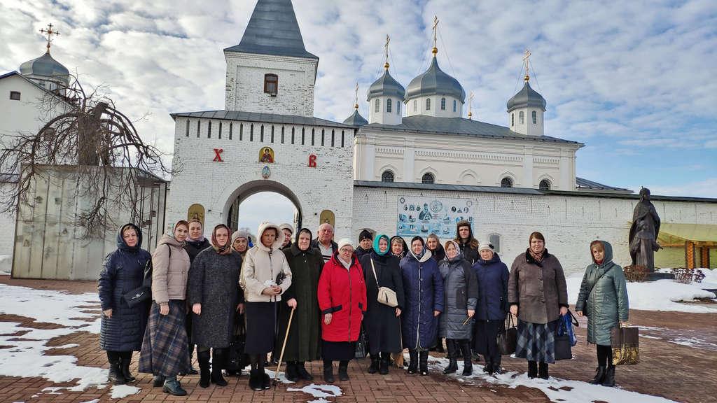 Брянские паломники встретили праздник в Свято-Георгиевском Мещовском монастыре