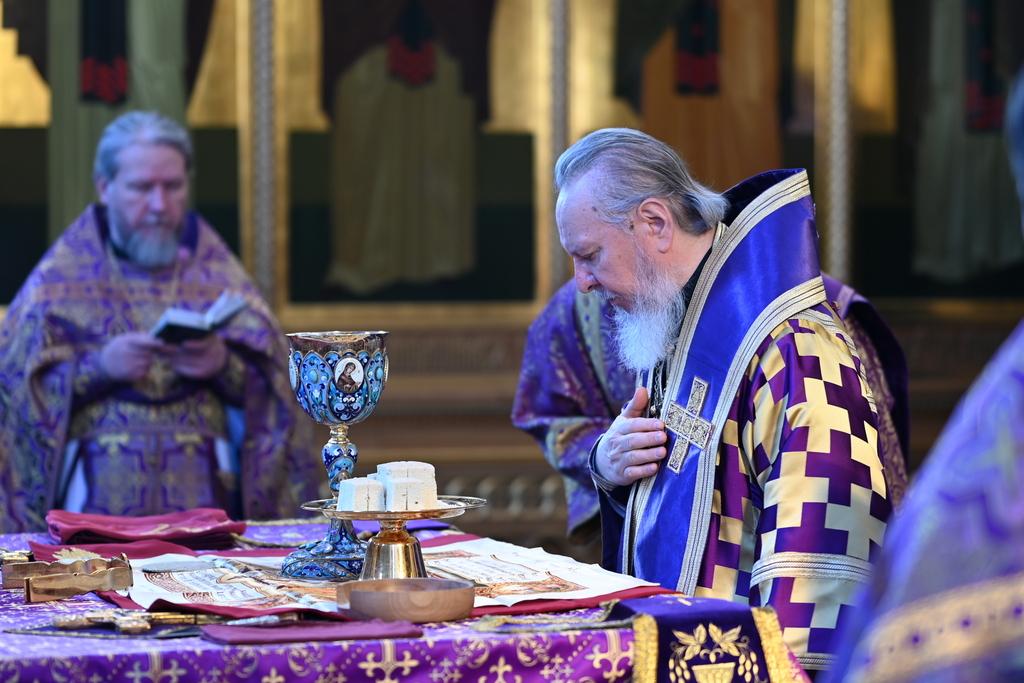 Брянский митрополит Александр совершил литургию в Свято-Троицком соборе