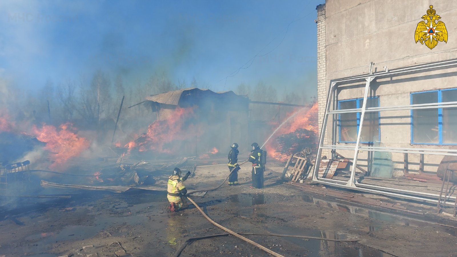 В Володарском районе Брянска произошел крупный пожар на пилораме