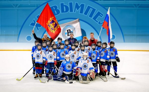В Трубчевске юные хоккеисты устроили акцию в поддержку российских военнослужащих